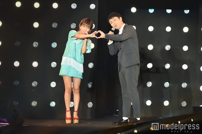 宇野実彩子(AAA)&児嶋一哉(アンジャッシュ)/TGC2016SS(C)モデルプレス