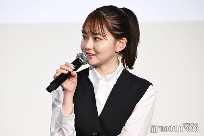 ファッショニスタの長尾謙杜から衣装を褒められた山田杏奈(C)モデルプレス