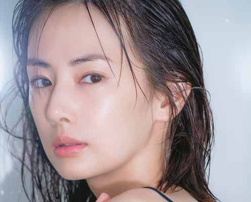北川景子、艷やかな美背中披露  カレンダー表紙&特典カット6点解禁