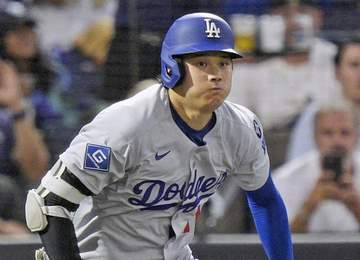 大谷翔平がまさかのけん制タッチアウト チャレンジで覆る 二回で早くもマルチ安打→打率・295へ上昇も