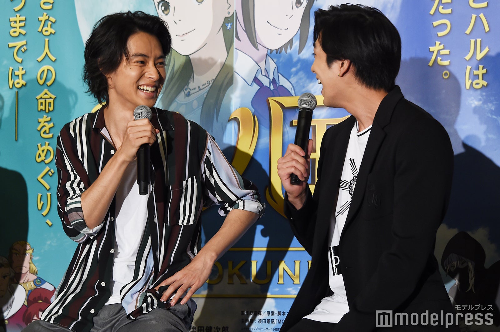 楽しげな山崎賢人＆新田真剣佑（C）モデルプレス