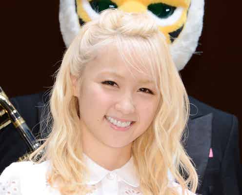 Dream Ami、金髪は“前髪アレンジ”がポイント 白レースの“甘ガーリー”コーデ<ファッションチェック>