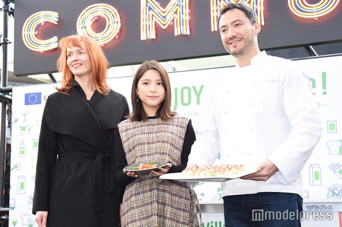 マリュット・ハンノネン氏、川島海荷、料理研究家のベリッシモ・フランチェスコ氏(C)モデルプレス