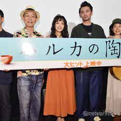 左から：末次成人監督、笹野高史、奈緒、村上淳、サボテン高水春菜 （C）モデルプレス