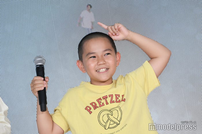 15cmの八木勇征を頭に乗せた番家天嵩(C)モデルプレス