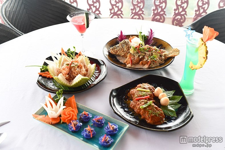 （写真左）「エビとレモングラスのスパイシーサラダ」355バーツ（約1，100円）