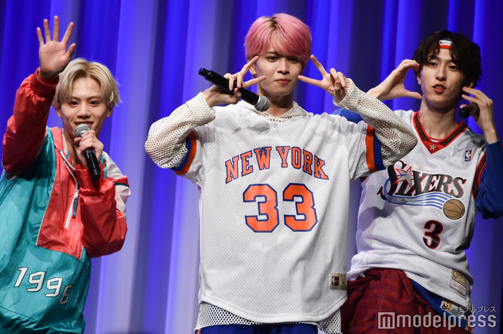 個性豊かにポーズを決めるそれぞれ思い思いのファンサービスをする小堀柊、栗田航兵、四谷真佑（C）モデルプレス