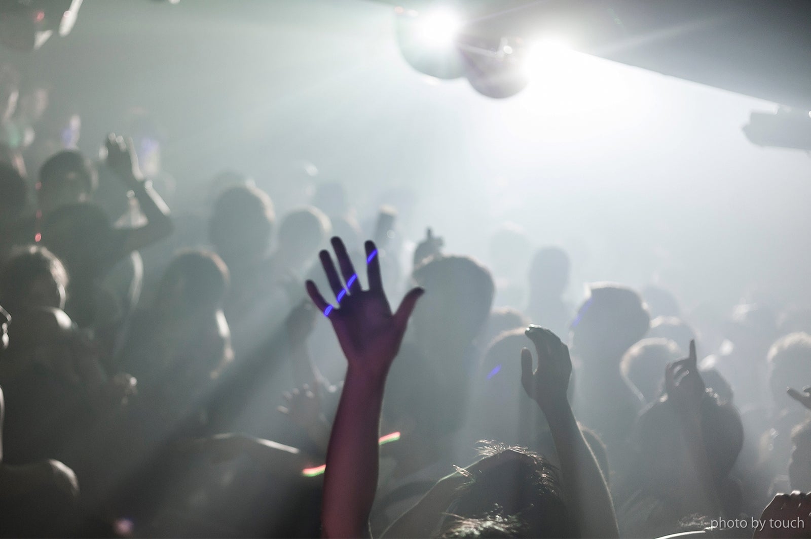 ダンサーがCO2ガスジェットガンを発射して盛り上がる／画像提供：アフロ＆コー