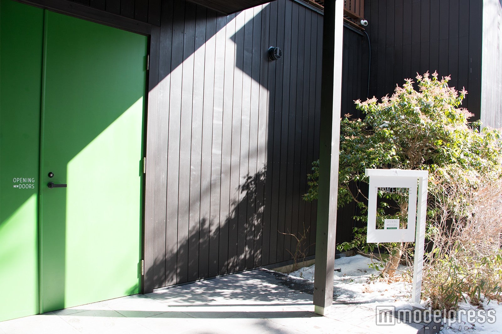 玄関（C）モデルプレス