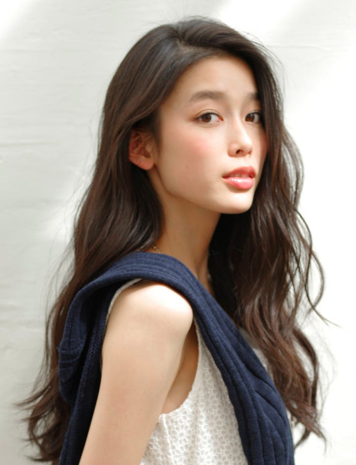 ロングヘアの吉倉あおい(画像提供:所属事務所)