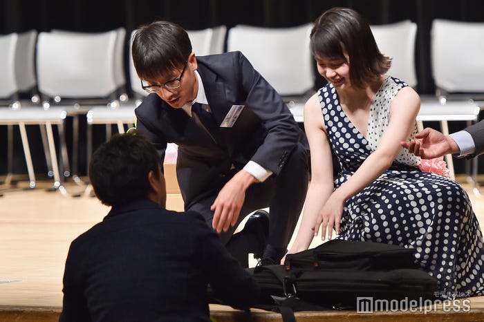 ギターをプレゼントされる山田杏奈(C)モデルプレス