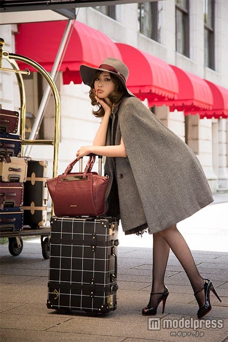 クラシック&エレガントな色気で魅了する紗栄子