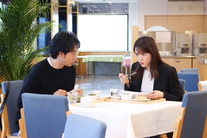 大泉洋、綾瀬はるか/「元彼の遺言状」第7話より(C)フジテレビ