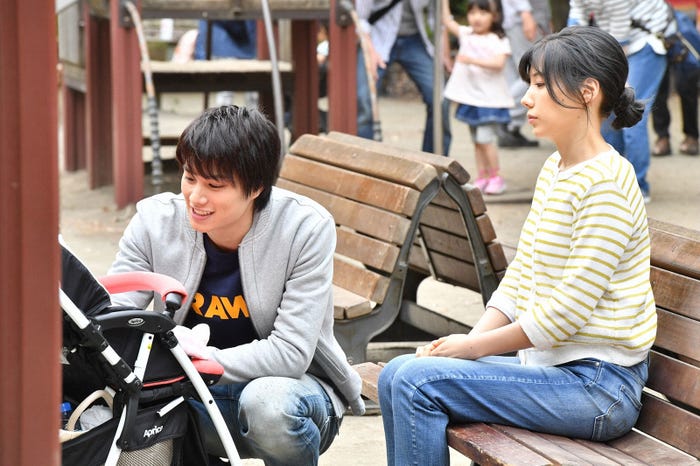 鈴木伸之、仲里依紗/「あなたのことはそれほど」第5話より(画像提供:TBS)