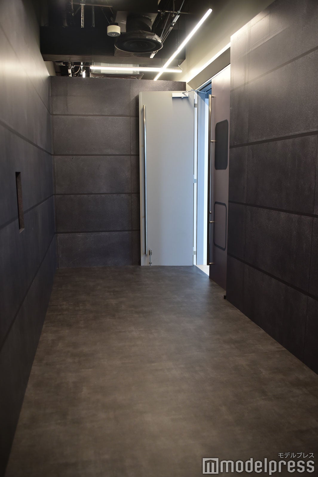 HYBE練習室を再現した通路（C）モデルプレス