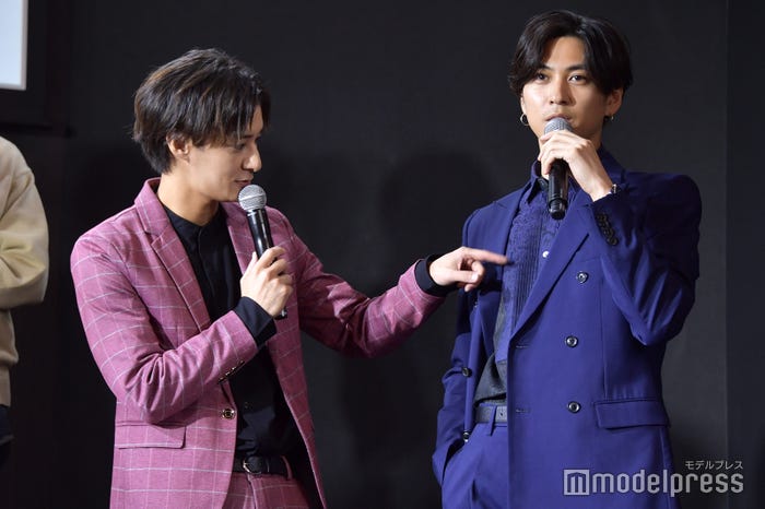 「ジャース、ジャース、ジャスティス」ギャグ披露中の高崎翔太、井澤勇貴(C)モデルプレス