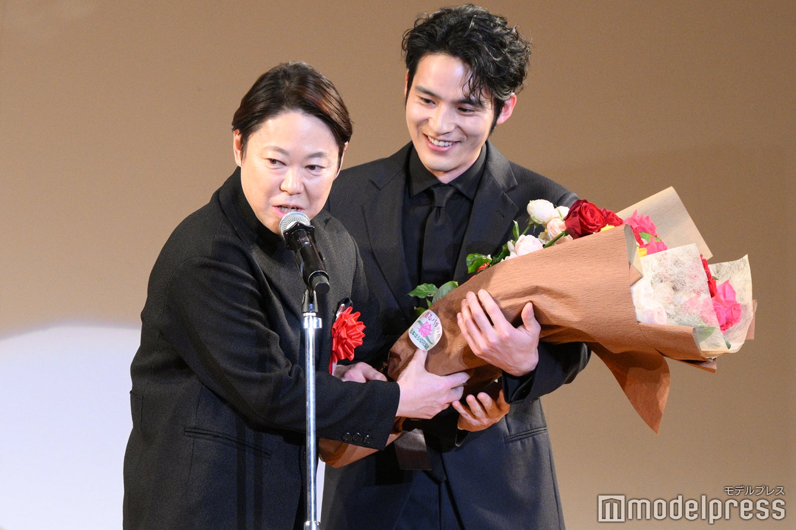 水上恒司が自分の登場に驚いてないことを指摘する阿部サダヲ（C）モデルプレス