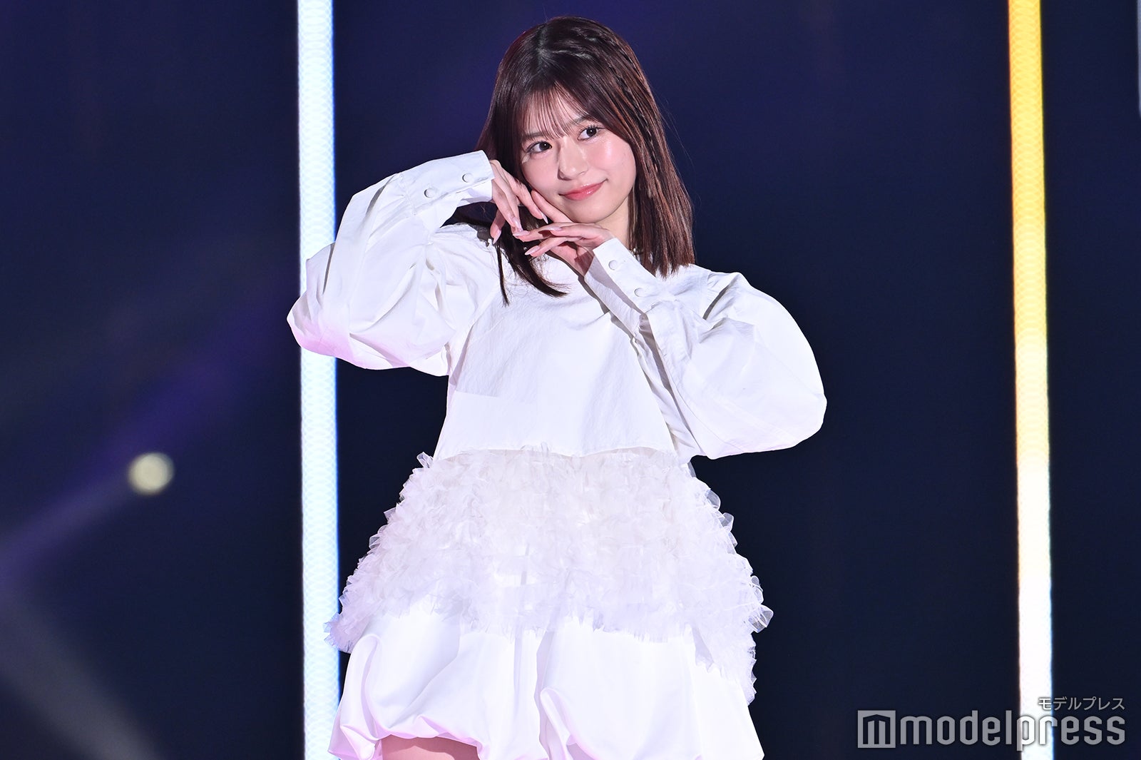 FRUITS ZIPPER月足天音、“超ミニ丈”バルーンスカートで美脚全開