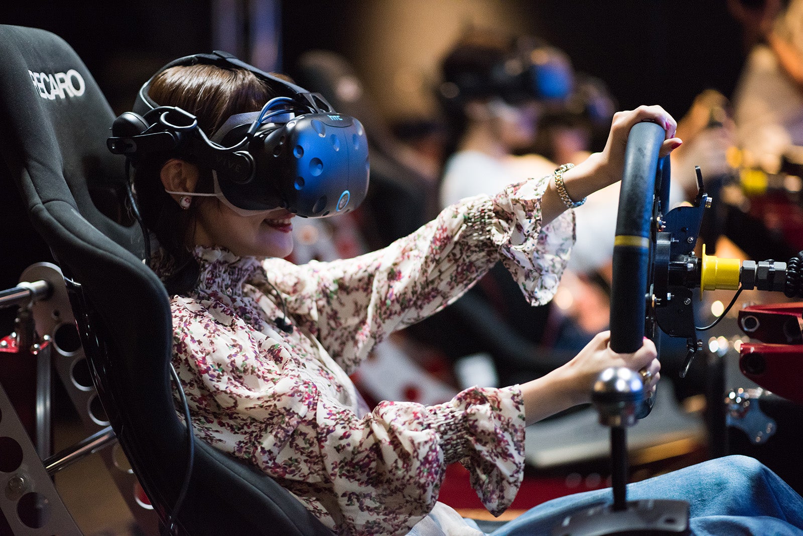 ゴーグルを着用してゲームに挑戦（写真提供：MBS）