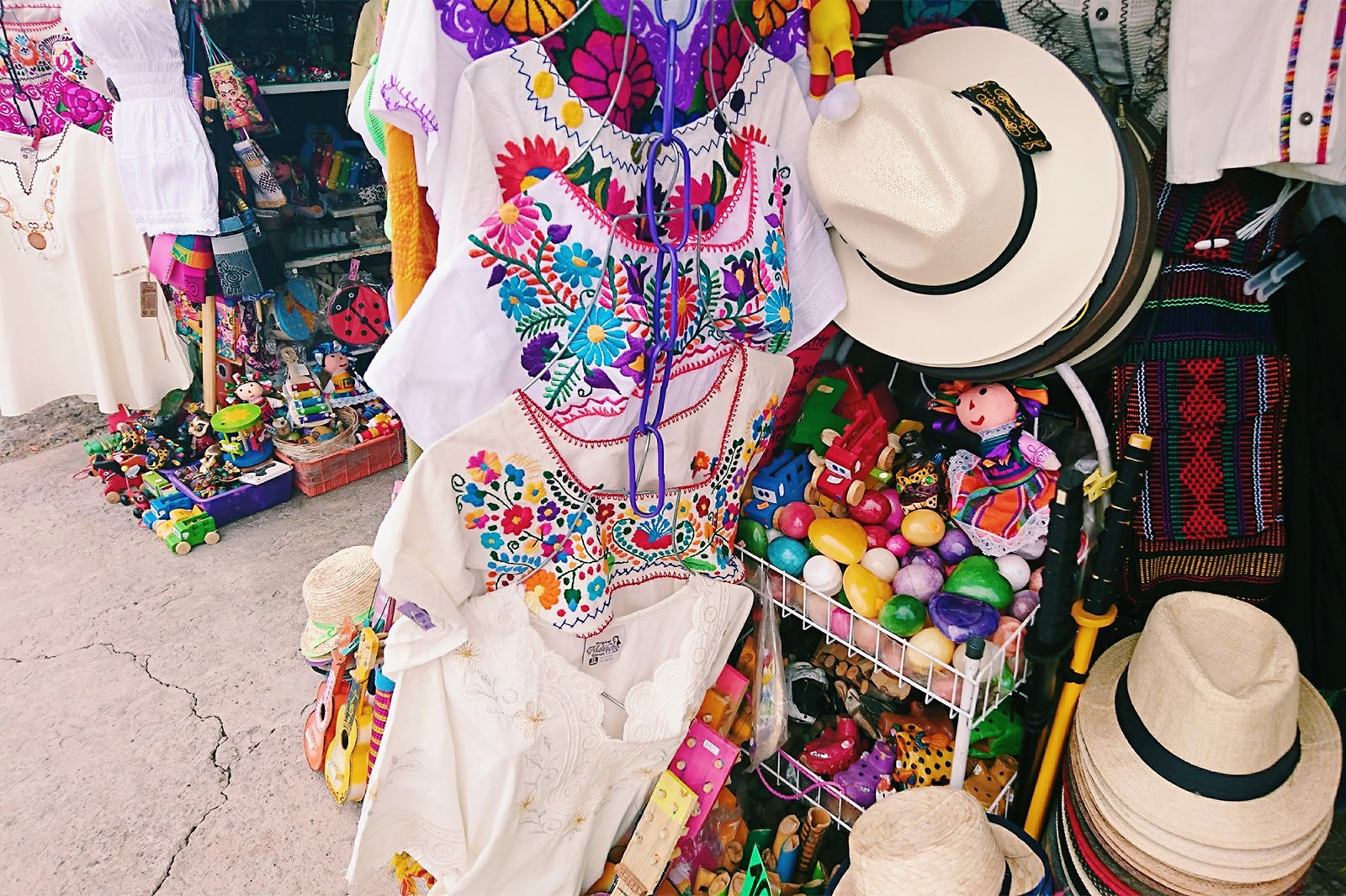 テオティワカン入口付近のお土産屋／画像提供：所属事務所