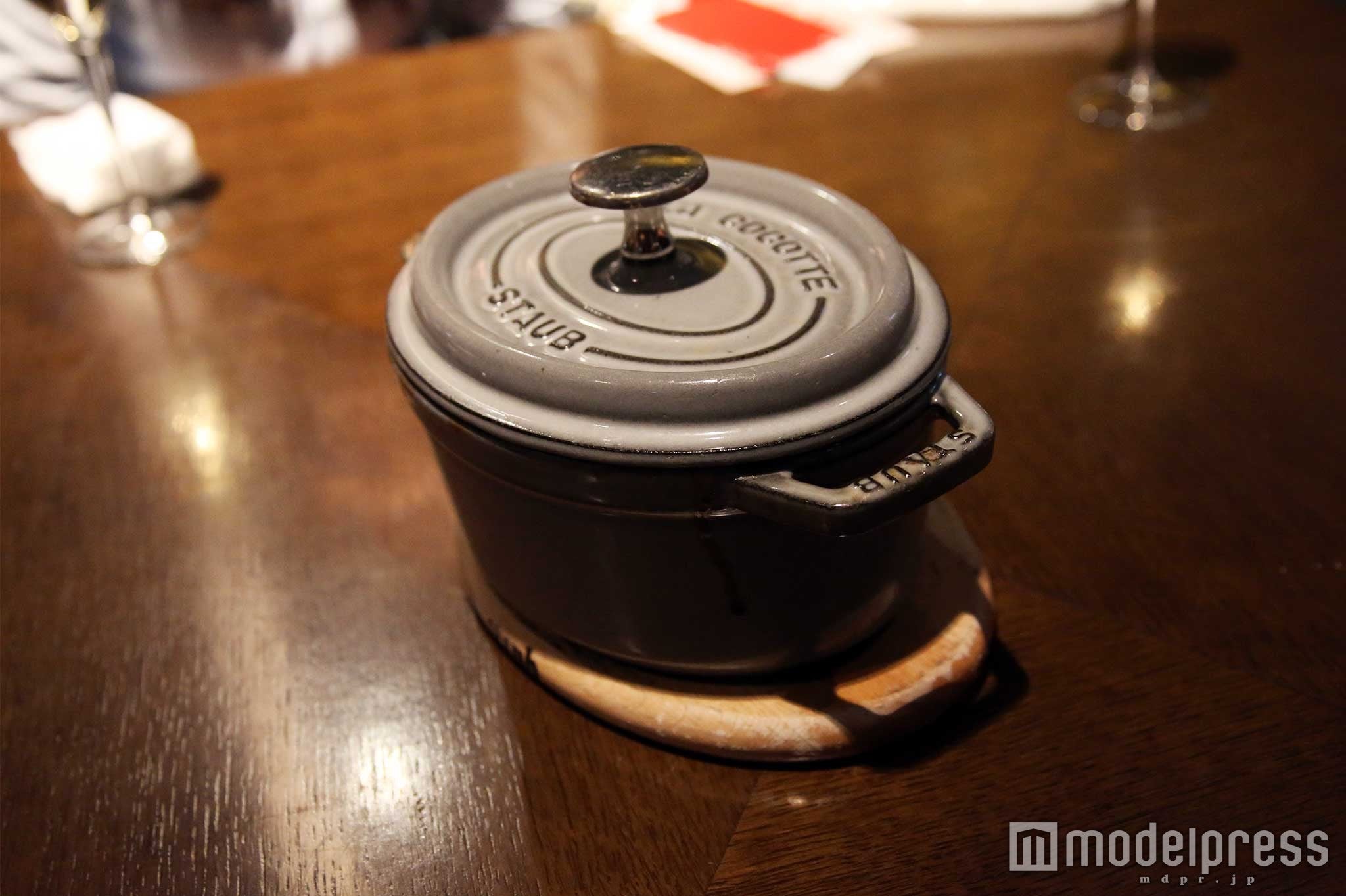 大きな鉄製のお鍋が…（C）モデルプレス