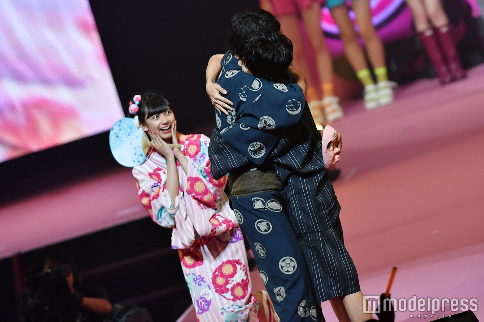 なぜかきつく抱きしめ合う2人 （C）モデルプレス