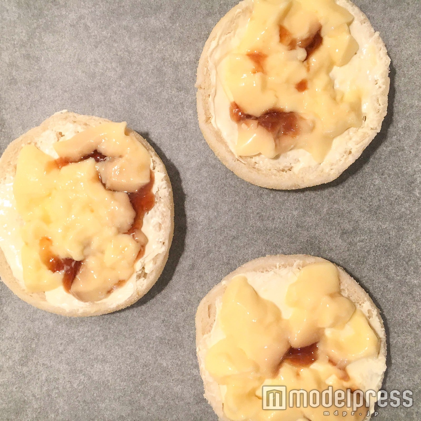 プリンをのせて焼く／画像提供：柏原歩