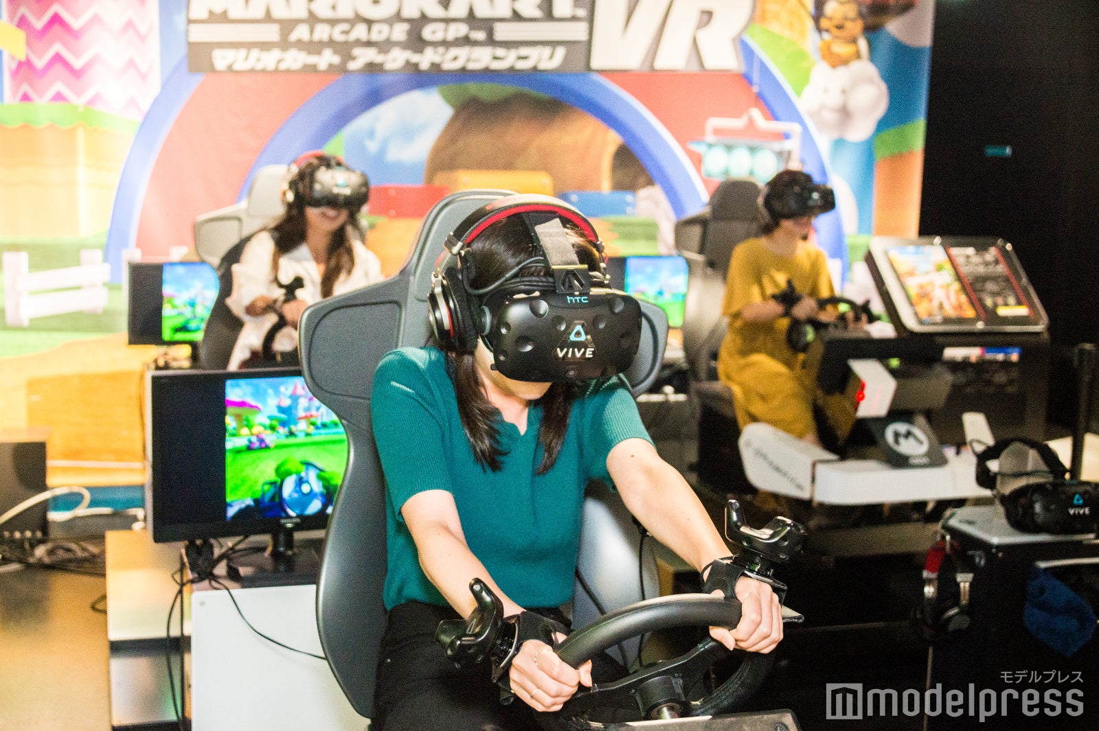 思わず俯いてしまう末吉瞳さん（C）モデルプレス