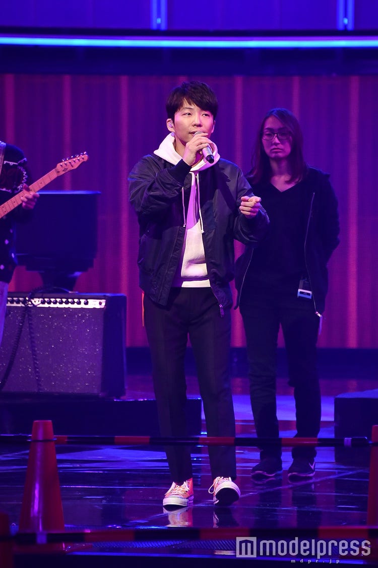 画像6 7 源カジ 星野源のリハ服に注目集まる パーカー ブルゾン オレンジコンバース 紅白リハ1日目 モデルプレス