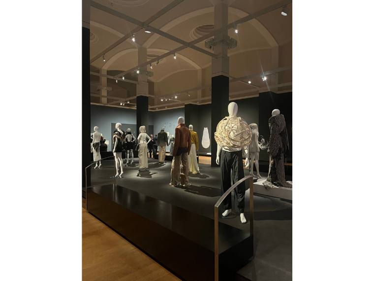 名画とクラフツマンシップが現代ファッションと対比する2つの展覧会がベルリンで開催中（宮沢香奈）