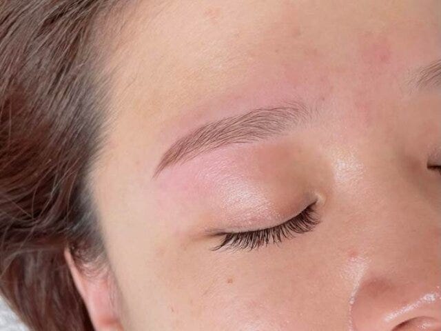 明るすぎるブリーチ眉はオトナには向かない