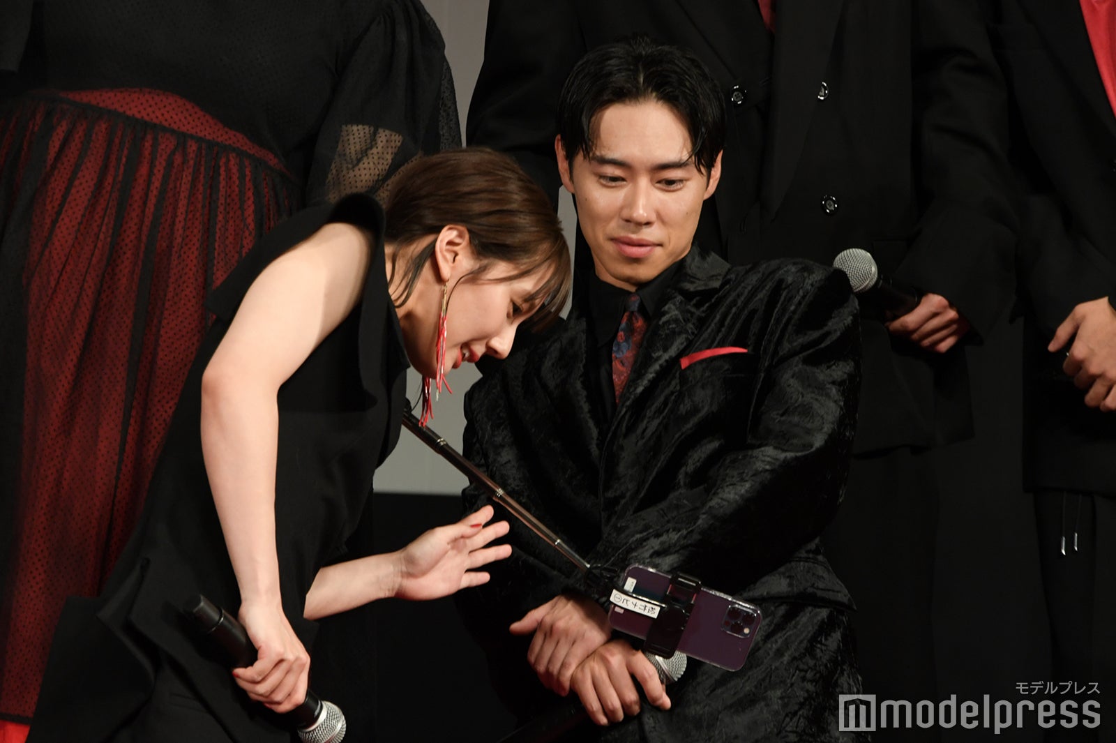 こっそりとインスタライブを行う山本千尋、戸塚純貴（C）モデルプレス