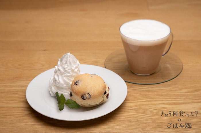 “可愛いカフェ”のミルクティー<br>
ドリンク単品 590円(税別)<br>
小さなスコーン付セット 990円(税別)/画像提供:パルコ