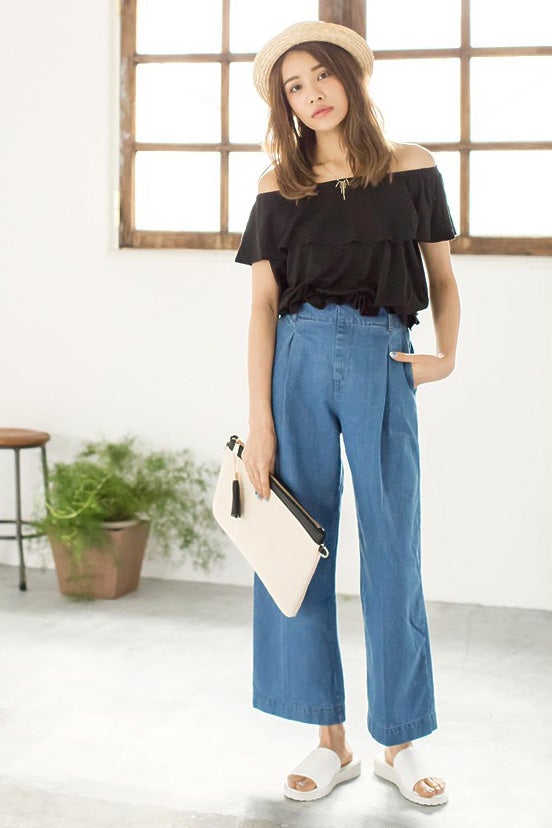 オフショルダーフリルシャーリングトップス「Re:EDIT by GALSTAR」1,498円（税込）／画像提供：Re:EDIT by GALSTAR