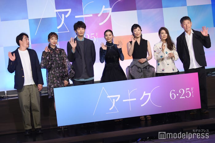 (左から)石川慶監督、清水くるみ、岡田将生、芳根京子、寺島しのぶ、風吹ジュン、小林薫 (C)モデルプレス