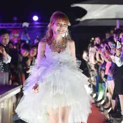 藤井リナ、胸元SEXYにフリルなびかせ登場　台北の夜に“白い妖精”舞い降りる（C）モデルプレス