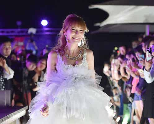 藤井リナ、胸元SEXYにミニフリルなびかせ登場 台北の夜に“白い妖精”舞い降りる