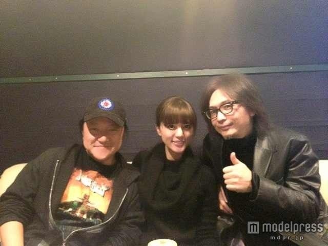 約1年半ぶりの日本活動が決まったalan（中央）