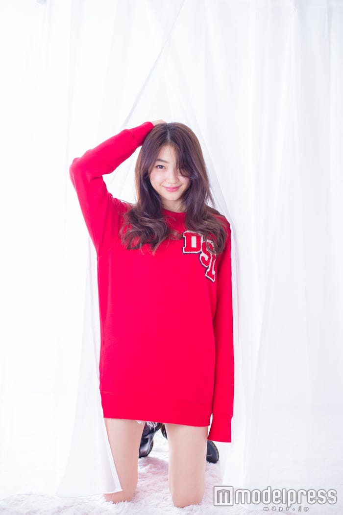 田辺かほ/お気に入りの真っ赤な私物トレーナーで…(C)モデルプレス