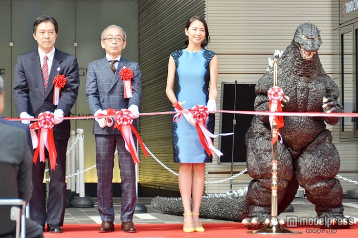 テープカットの様子/(左から)新宿区長・吉住健一氏、東京副知事・秋山俊行氏、長澤まさみ、ゴジラ