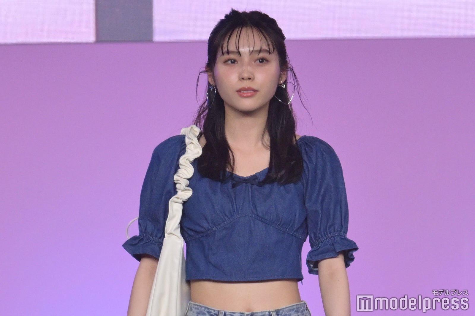 秋田汐梨、美ウエスト披露 ブルーコーデが爽やか＜Seventeen 夏の学園祭2023＞