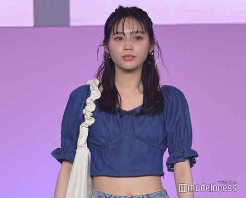 秋田汐梨、美ウエスト披露 ブルーコーデが爽やか<Seventeen 夏の学園祭2023>