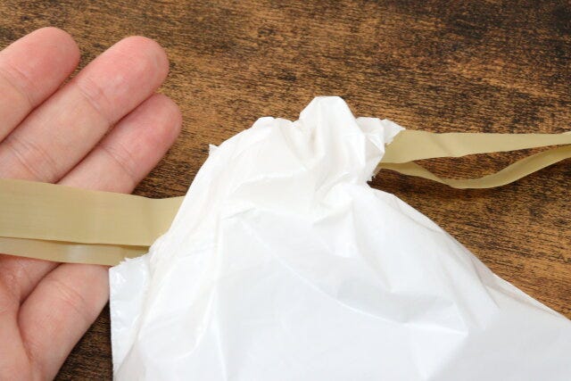 自立型卓上巾着ポリ袋(20枚、バイオマス25%) 口を閉じる 自立型卓上巾着ポリ袋(20枚、バイオマス25%) 口を閉じる