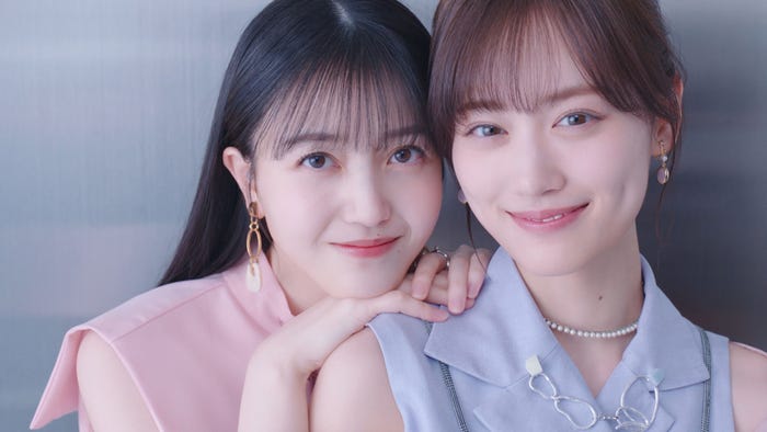 久保史緒里&山下美月/乃木坂46 32ndシングル「人は夢を二度見る」Music Videoより(提供写真)