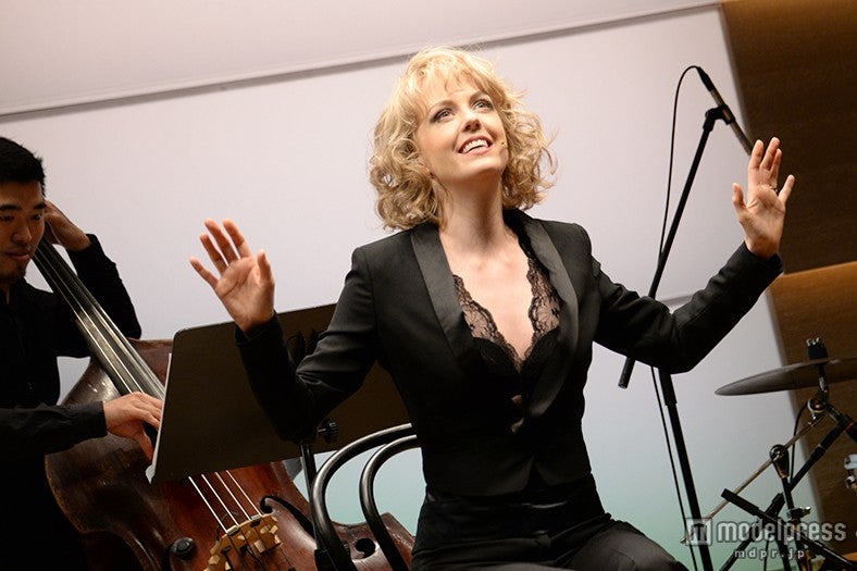 美声を披露したシャーロット・ケイト・フォックス