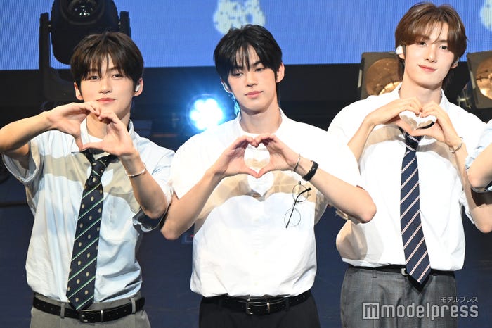(左から)JIHOON(ジフン)、DOHOON(ドフン)、YOUNGJAE(ヨンジェ)(C)モデルプレス