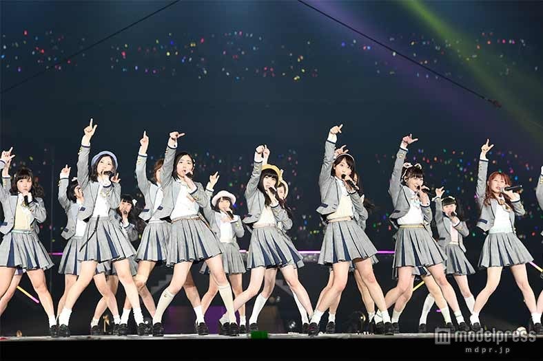 ライブの様子（C）AKS