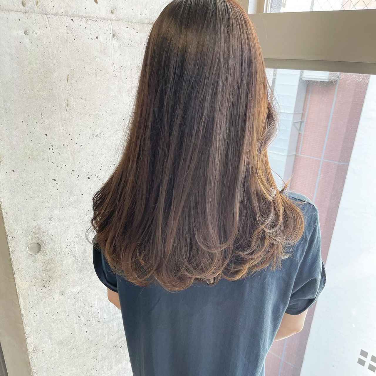 仕事後にデート 職場でもイケるさらツヤ感たっぷりの ロングヘア後ろ姿 モデルプレス