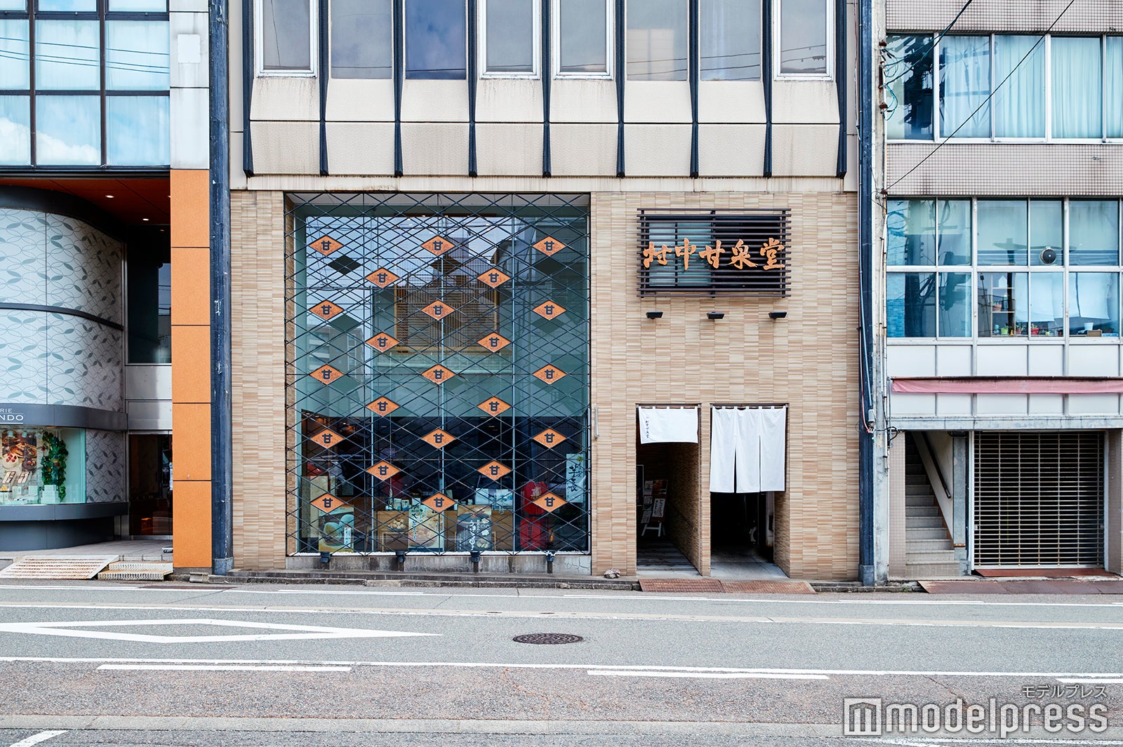 老舗和菓子店の村中甘泉堂。外観も和モダンで素敵！ （C）モデルプレス