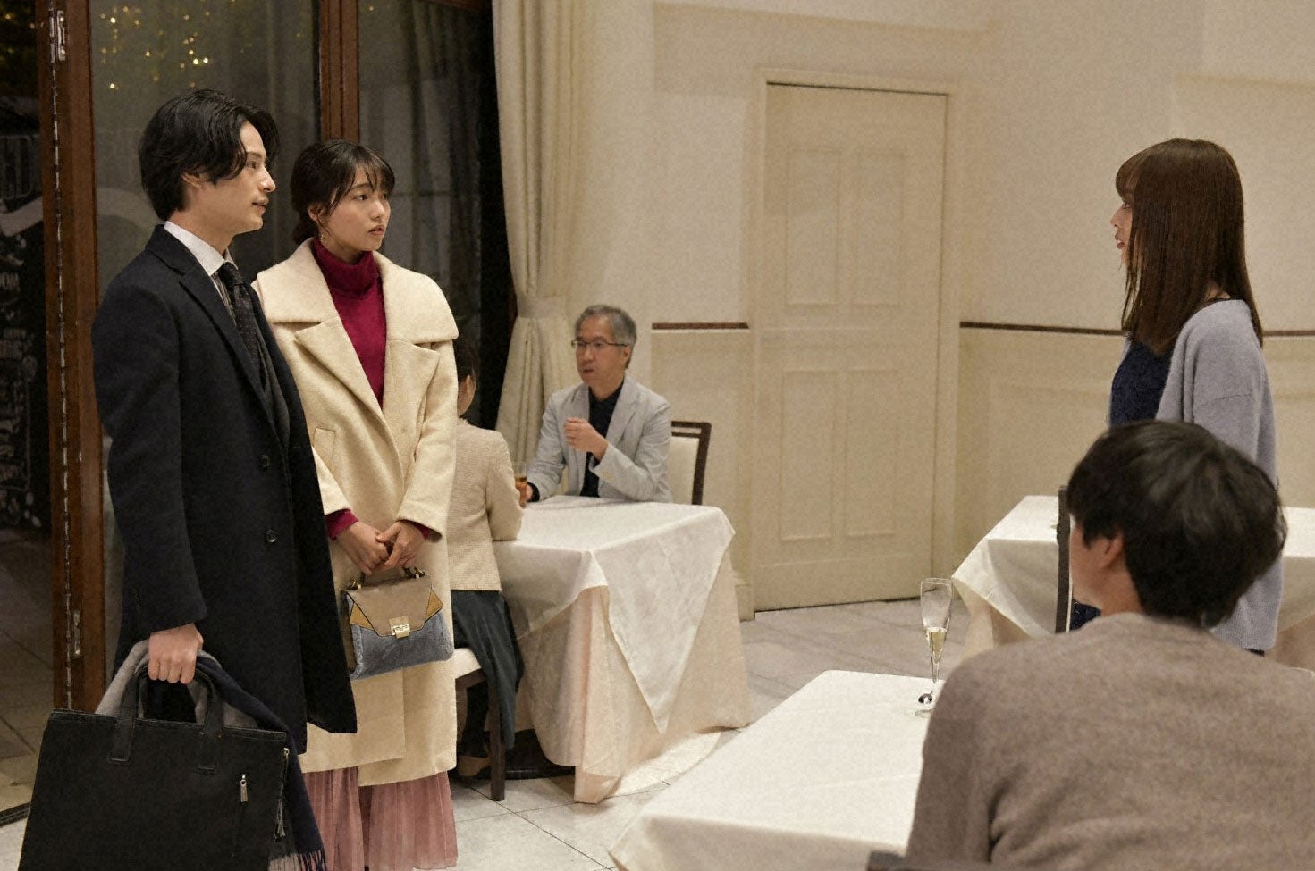 （左から）塩野瑛久、中川可菜、内田理央、小関裕太／「来世ではちゃんとします」第10話より（C）「来世ではちゃんとします」製作委員会